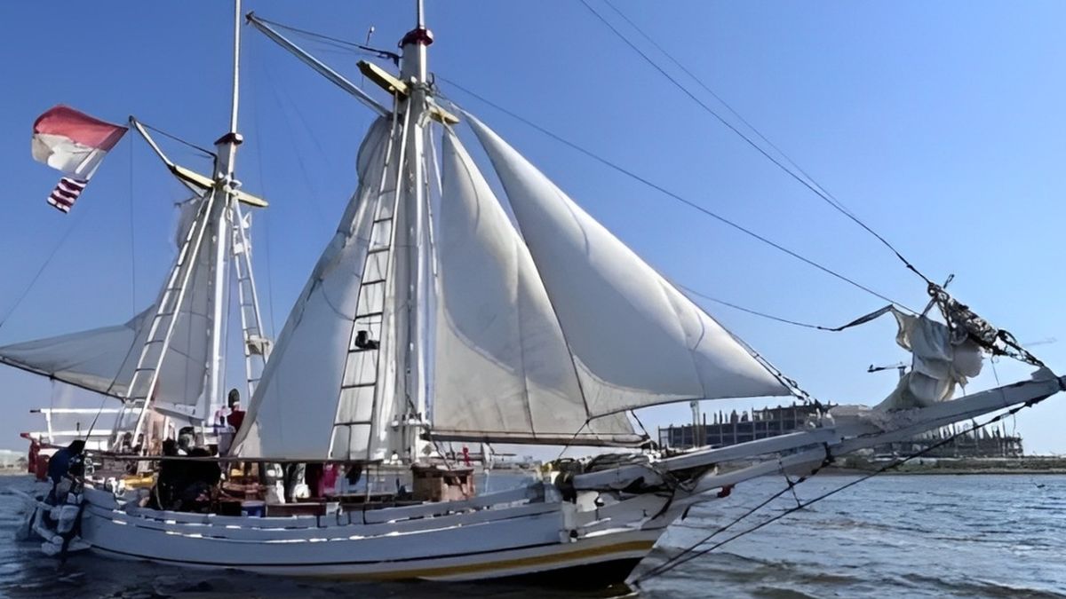 Flying Fox Kapal Pinisi